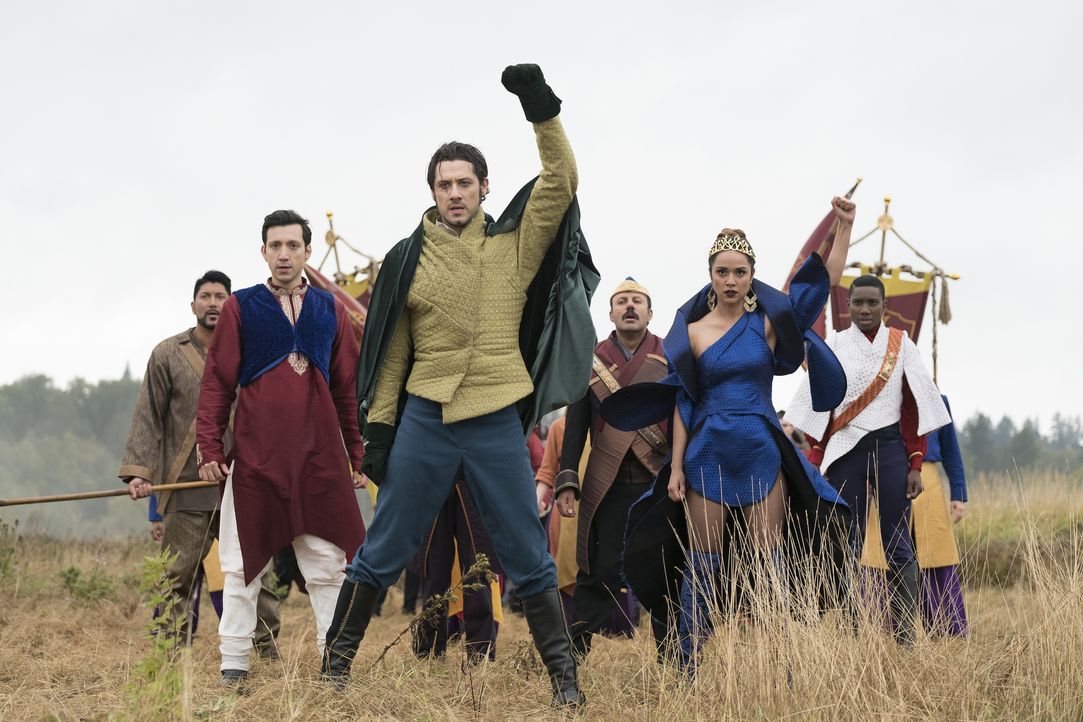 Ziehen in den Krieg gegen Loria: Gillen (Zahf Paroo, l.), Rafe (Sergio Osuna, 2.v.l.), Eliot (Hale Appleman, 3.v.l.), Tick (Rizwan Maji, 3.v.r.), Ma... - Bildquelle: Eike Schroter © 2016 Syfy Media, LLC / Eike Schroter