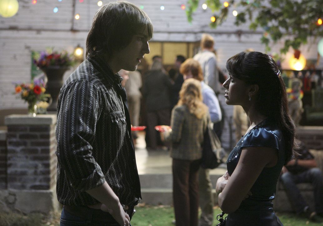Rebecca (Dilshad Vadsaria, l.) möchte ihren Vater mit der Beziehung zu Cappie (Scott Michael Foster, l.) ärgern, indem sie ihren Freund absichtlich... - Bildquelle: ABC Family
