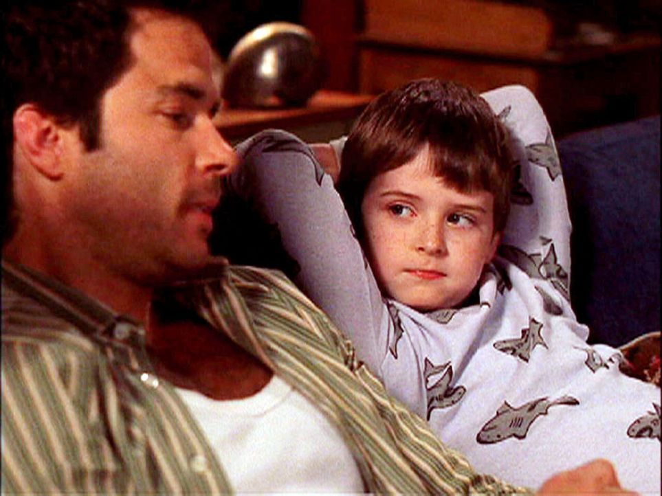 Johnny (Shawn Christian, l.) kümmert sich um Derrick (Nick Benson, r.), der nach dem Tod seiner Eltern ziemlich viel Aufmerksamkeit braucht ... - Bildquelle: CBS Television