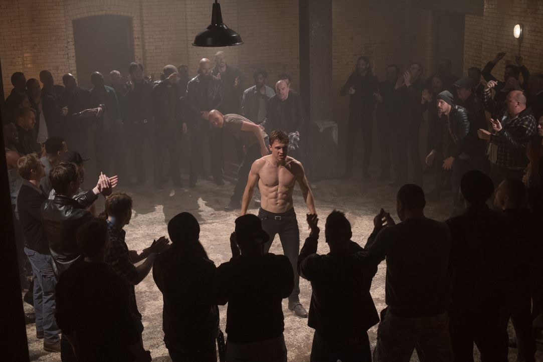 Liam (William Moseley) sucht Trost an zwielichtigen Orten, während seine Mutter Helena, alles versucht, wieder an die Macht zu kommen ... - Bildquelle: Jim Marks 2016 E! Entertainment Television, LLC / Jim Marks