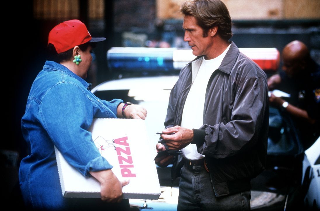 Steve (Barry Van Dyke, r.) erfährt von der Pizzalieferantin (Jan Hoag, l.), dass der Selbstmörder eine halbe Stunde zuvor ein De-Luxe Pizza bestellt... - Bildquelle: Viacom