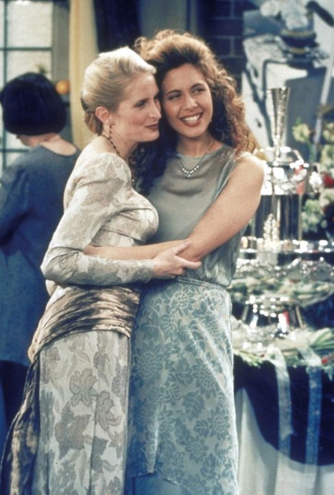 Die Hochzeit zwischen Carol (Jane Sibbett, l.) und Susan (Jessica Hecht, r.) verläuft äußerst harmonisch. - Bildquelle: TM+  2000 WARNER BROS.