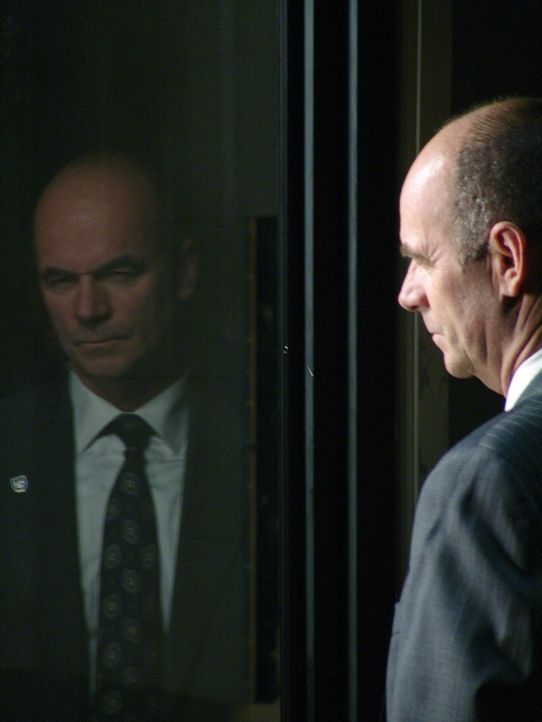 Lt. John Stillman (John Finn) ahnt, dass es fast unmöglich sein wird, den Fall vollständig aufzuklären ... - Bildquelle: Warner Bros. Television