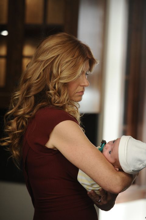 Vivien (Connie Britton) kümmert sich um Noras Baby, weil diese völlig überfordert ist ... - Bildquelle: 2011 Twentieth Century Fox Film Corporation. All rights reserved.
