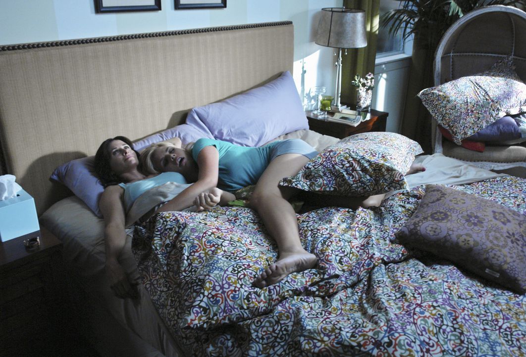 Eine ganz besondere Nacht: Jules (Courteney Cox, l.) und Laurie (Busy Philipps, r.) ... - Bildquelle: 2009 ABC INC.