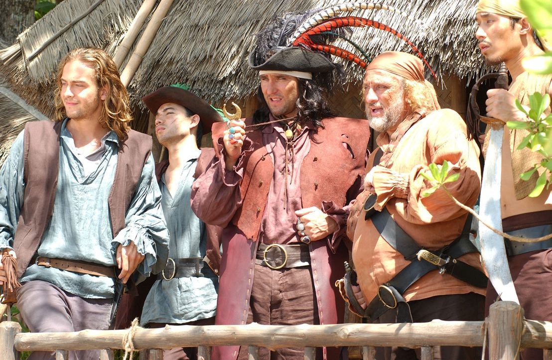 Träumen davon, einen unermesslichen Schatz zu bergen: Piratenkapitän Bob Harvey (Vinnie Jones, M.) und seine Crew (Tom Mison, l., Geoffrey Giulian... - Bildquelle: 2006 RHI Entertainment Distribution, LLC