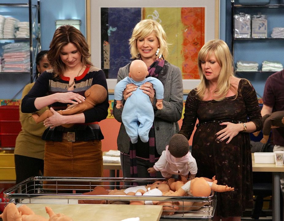 Olivia (Ashley Jensen, r.) und Abby (Lennon Parham, l.) begleiten Billie (Jenna Elfman, M.) zu einem Babypflegekurs wobei es zum Streit zwischen den... - Bildquelle: 2009 CBS Broadcasting Inc. All Rights Reserved