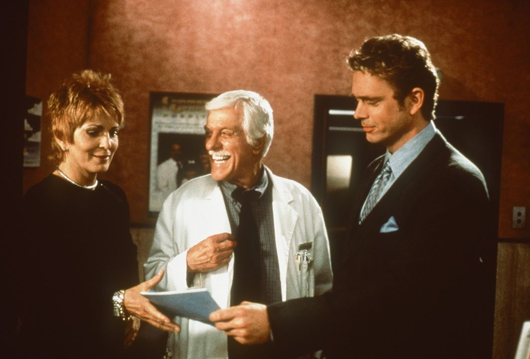 Mark (Dick Van Dyke, M.) freut sich, dass Madison (Joanna Cassidy, l.) und Brett (John Schneider, r.) nach einigen Verwicklungen doch noch zueinande... - Bildquelle: Viacom