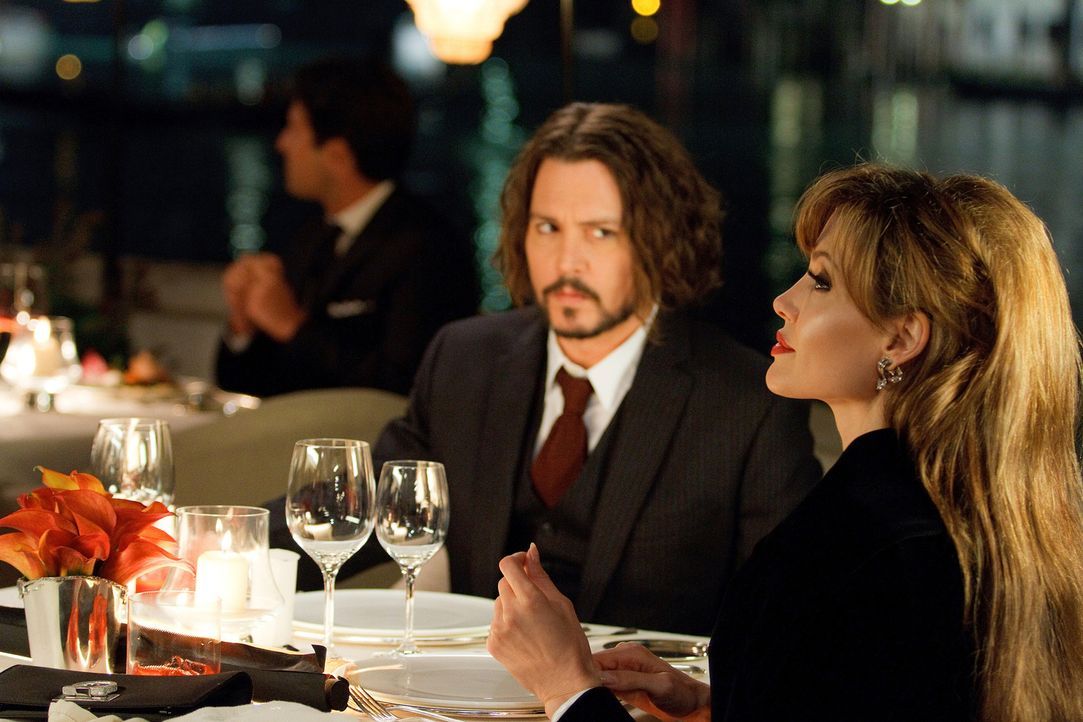 Die Zeit, die Frank (Johnny Depp, l.) und Elise (Angelina Jolie, r.) zusammen verbringen, sorgt bei beiden für ein Wechselbad der Gefühle. Wird es f... - Bildquelle: CPT Holdings, Inc.  All Rights Reserved.