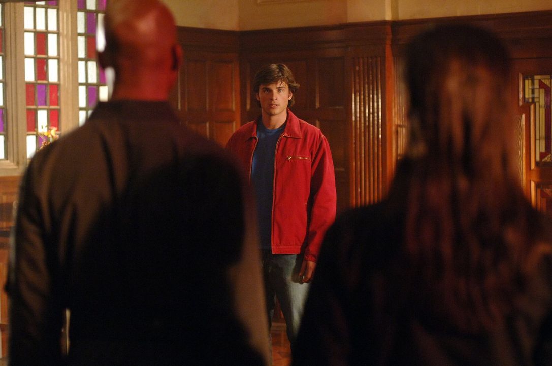 Jetzt, da Clark (Tom Welling, M.) keine Superkräfte mehr hat, möchte er ein normales Leben mit Lana führen. Doch jemand steht ihm im Weg ... - Bildquelle: Warner Bros.