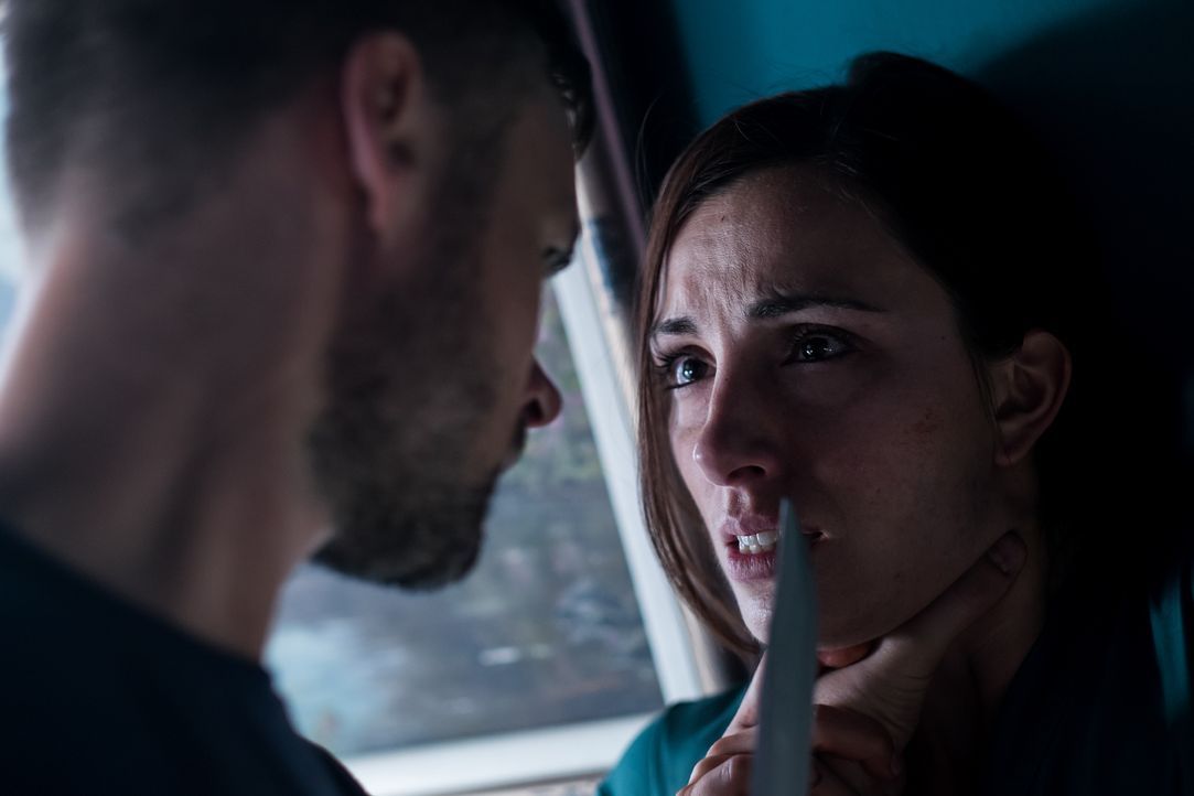Ist es bereits zu spät, als Lisa (Christina Aceto, r.) erkennt, dass sie ihren gewalttätigen Mann Josh (Danny Beauclerc, l.) zusammen mit den Kinder... - Bildquelle: Darren Goldstein Cineflix 2015