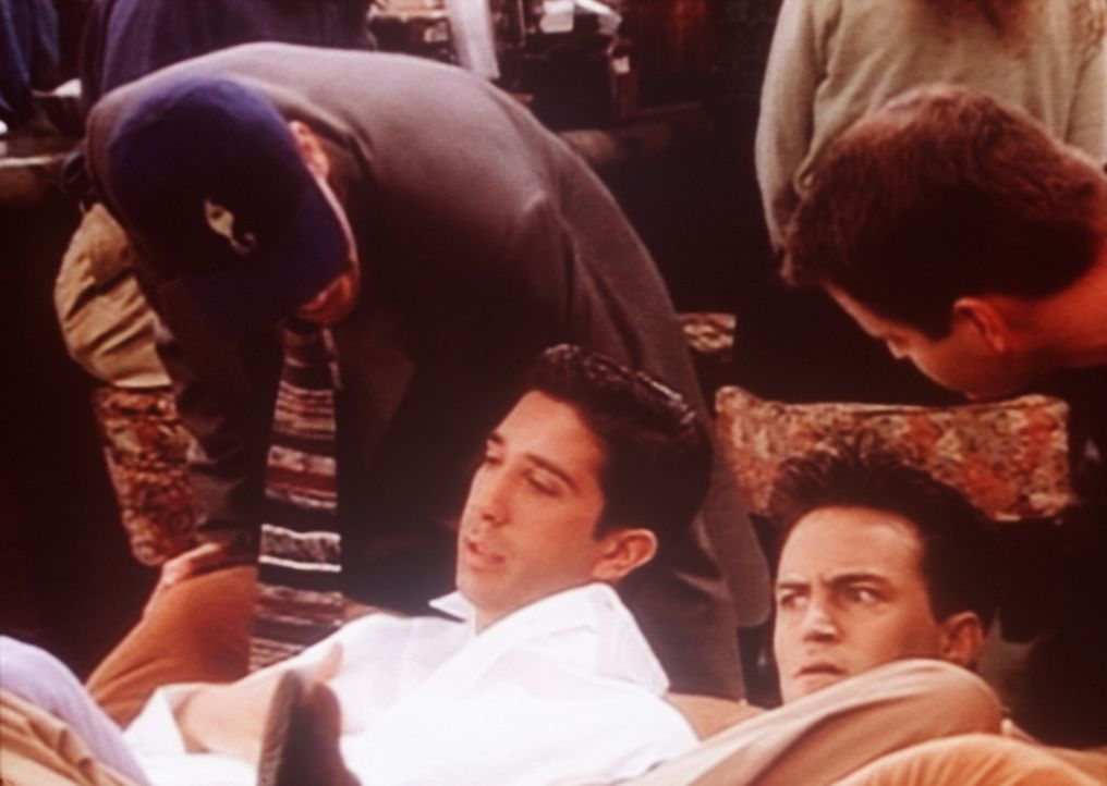 Ross (David Schwimmer, 2.v.l.) und Chandler (Matthew Perry, 2.v.r.) wollen zunächst einen Streit vermeiden. - Bildquelle: TM+  2000 WARNER BROS.