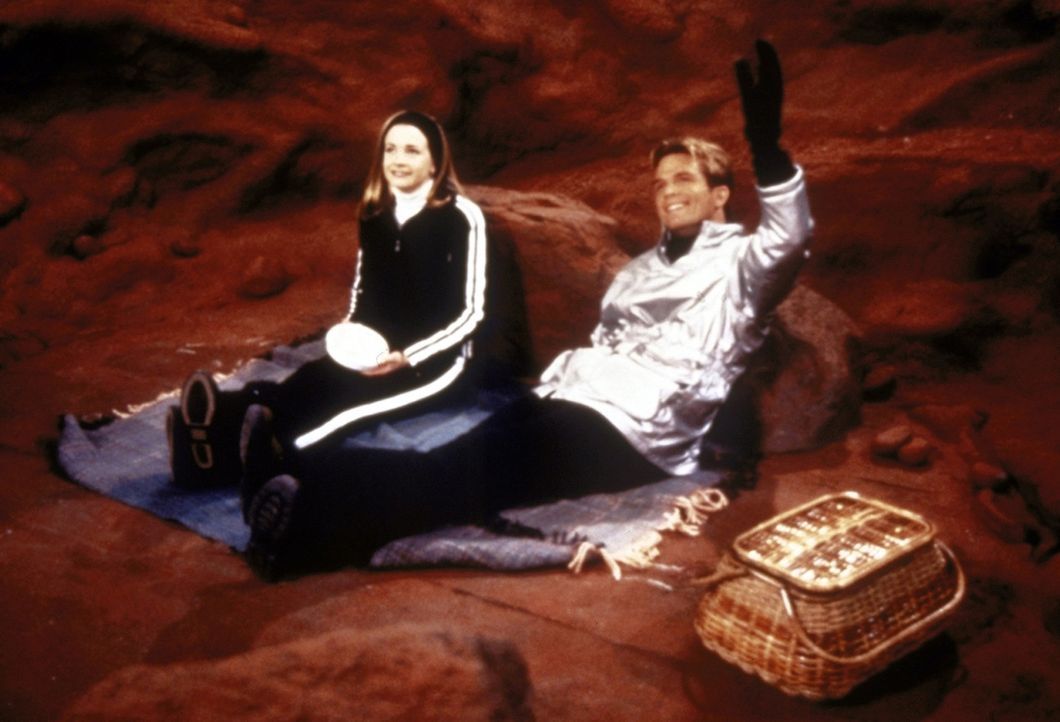 Sabrina (Melissa Joan Hart, l.) trifft beim Skifahren auf dem Mars den Skilehrer Doug (David Chokachi, r.) - und Harvey ist erst einmal vergessen. - Bildquelle: Paramount Pictures