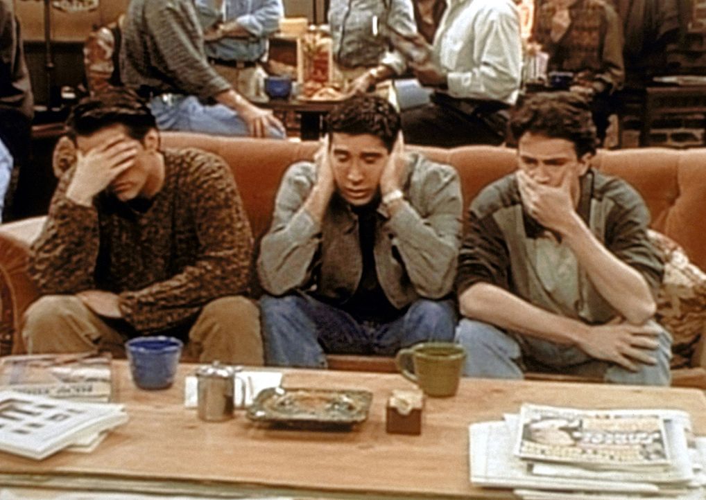 (v.l.n.r.) Joey (Matt LeBlanc), Ross (David Schwimmer) und Chandler (Matthew Perry) überlegen, was man tun könnte, damit Ross seinen Affen Marcel... - Bildquelle: TM+  2000 WARNER BROS.