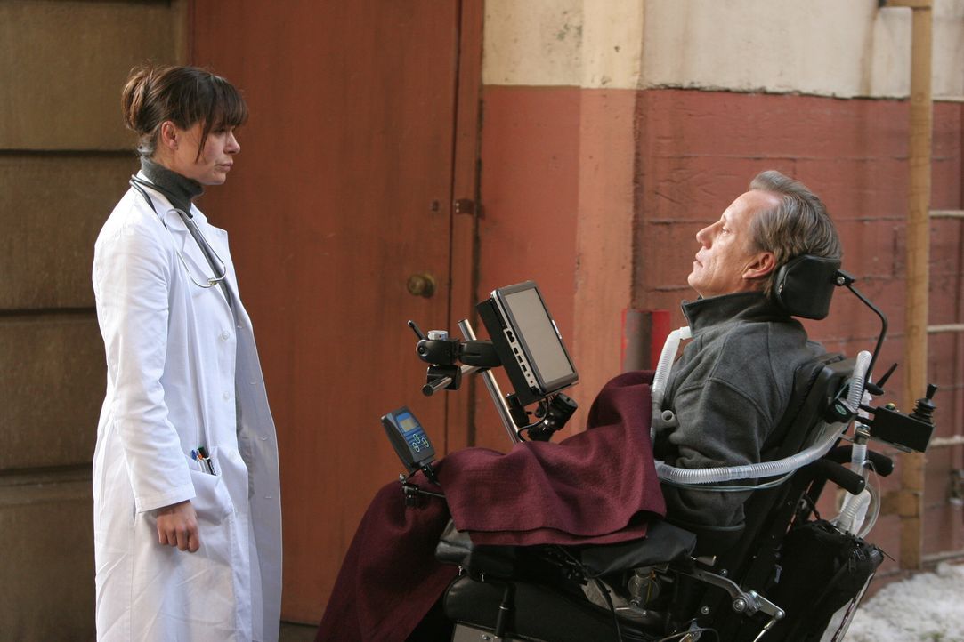 Abby (Maura Tierney, l.) ist bestürzt, als sie in einem Patienten, ihren ehemaligen Universitätsdozenten und Professor der Biochemie, Dr. Nate Lenno... - Bildquelle: Warner Bros. Television
