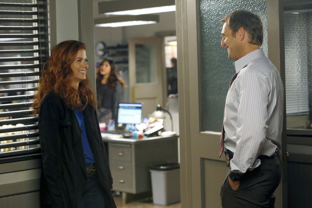 Bei den Ermittlungen in einem neuen Mordfall werden Laura (Debra Messing, l.) und Jake (Josh Lucas, r.) mit ihrer Vergangenheit konfrontiert ... - Bildquelle: Warner Bros. Entertainment, Inc.