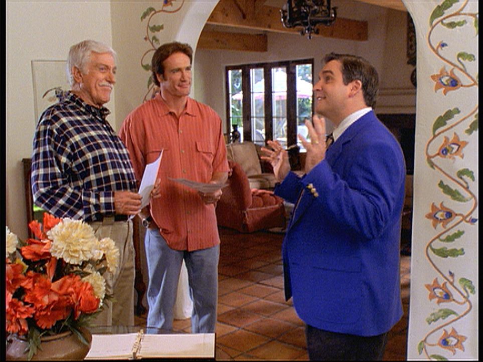 Mark (Dick Van Dyke, l.) und Steve (Barry Van Dyke, M.) amüsieren sich über den Immobilienmakler Vaughn (Skye McKenzie, r.), der das Haus in den höc... - Bildquelle: Viacom