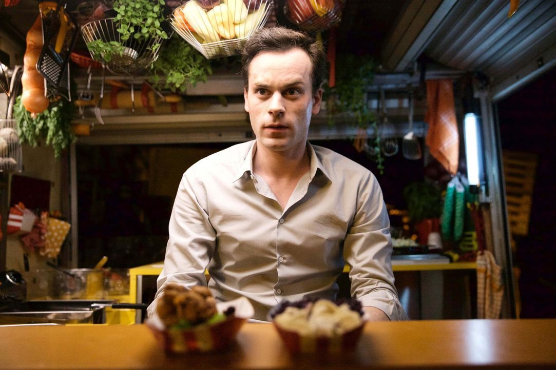 Das muss Liebe sein! Der biedere Simon (Florian Bartholomäi), der Imbisswagen-Kultur grauenvoll findet, lässt sich von Lea in die geheime Welt ihres... - Bildquelle: Maor Waisburd SAT.1