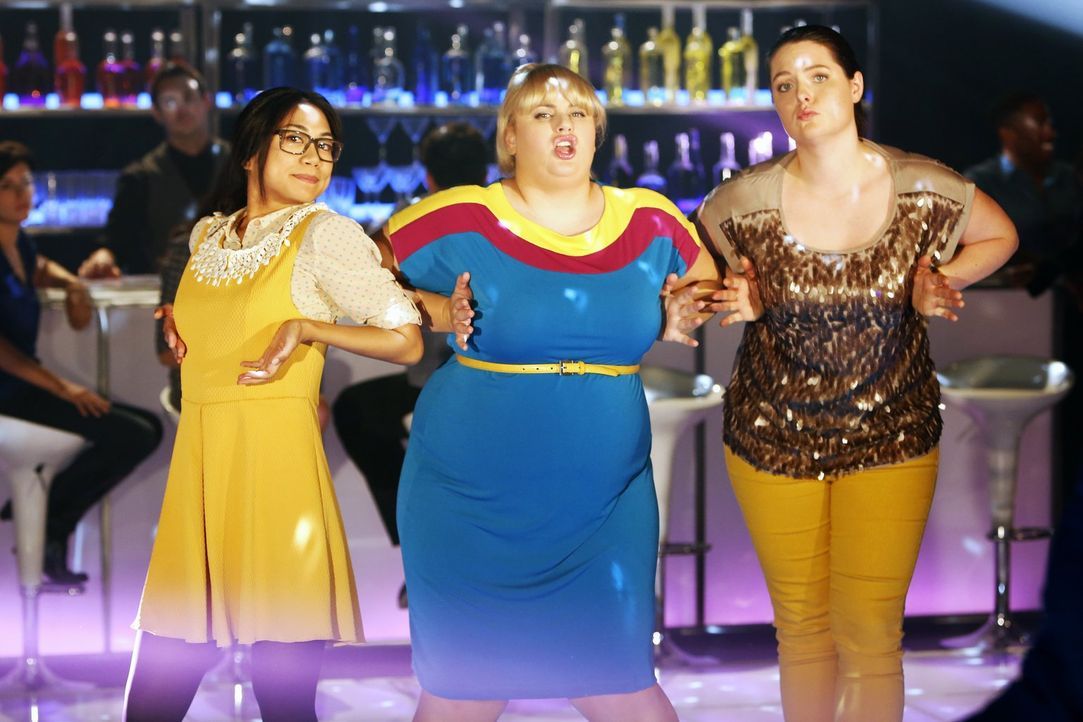 (1. Staffel) - Super smart und super uncool verfolgen die drei Busenfreundinnen Helen-Alice (Liza Lapira, l.), Kimmie (Rebel Wilson, M.) und Marika... - Bildquelle: Warner Brothers
