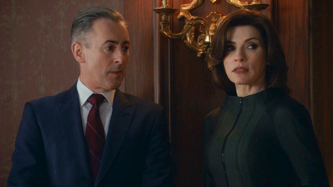 Eli (Alan Cumming, l.) und Alicia (Julianna Margulies, r.) treffen eine Entscheidung, die große Probleme verursachen könnte ... - Bildquelle: 2014 CBS Broadcasting, Inc. All Rights Reserved