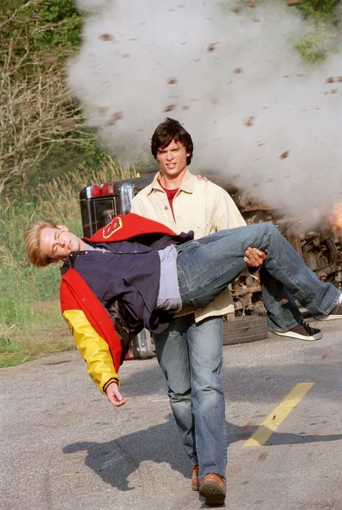 Auch, als Lanas Freund Whitney in Not gerät, eilt er herbei, um Whitney zu retten: Superheld Clark (Tom Welling, r.) ... - Bildquelle: Warner Bros.