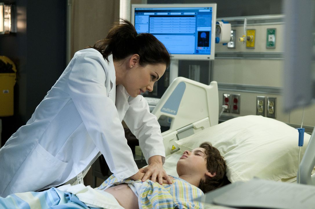 Was ist nur mit dem kleinen Cal (Jake Goodman, r.) los? Der junge Patient braucht Dr. Alex Reids (Erica Durance, l.) volle Aufmerksamkeit. - Bildquelle: 2012  Hope Zee One Inc.
