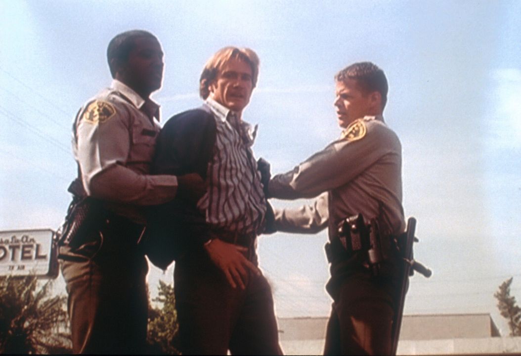 Steve (Barry Van Dyke, M.) hat den mutmaßlichen Attentäter seines Vaters verprügelt und wird nun von den Polizisten zurückgehalten. - Bildquelle: Viacom