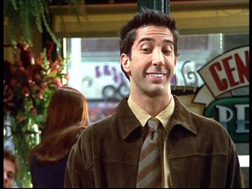 Ross (David Schwimmer) verabredet sich mit einer Kollegin von Monica. Um einen möglichst guten Eindruck zu machen, bleicht er sich die Zähne zuvor... - Bildquelle: TM+  2000 WARNER BROS.