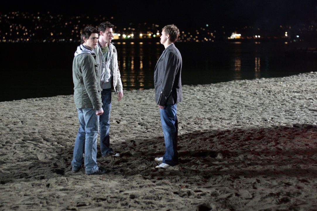 Die drei Jugendlichen sind nicht immer einer Meinung: Kyle (Matt Dallas, l.), Josh (Jean-Luc Bilodeau, M.) und Declan (Chris Olivero, r.). - Bildquelle: TOUCHSTONE TELEVISION