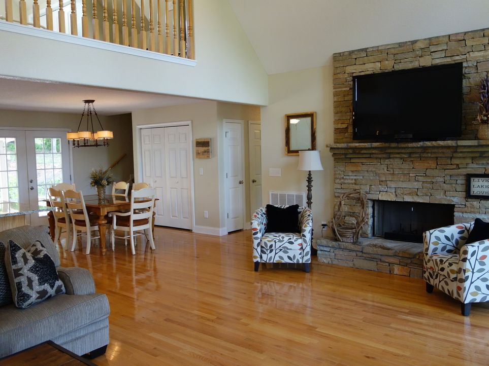 Finden Matthew und Audra mit Sky View ihr perfektes Haus? Das offene große Wohnzimmer mit Küche sagt ihnen auf Anhieb zu ... - Bildquelle: 2015,HGTV/Scripps Networks, LLC. All Rights Reserved
