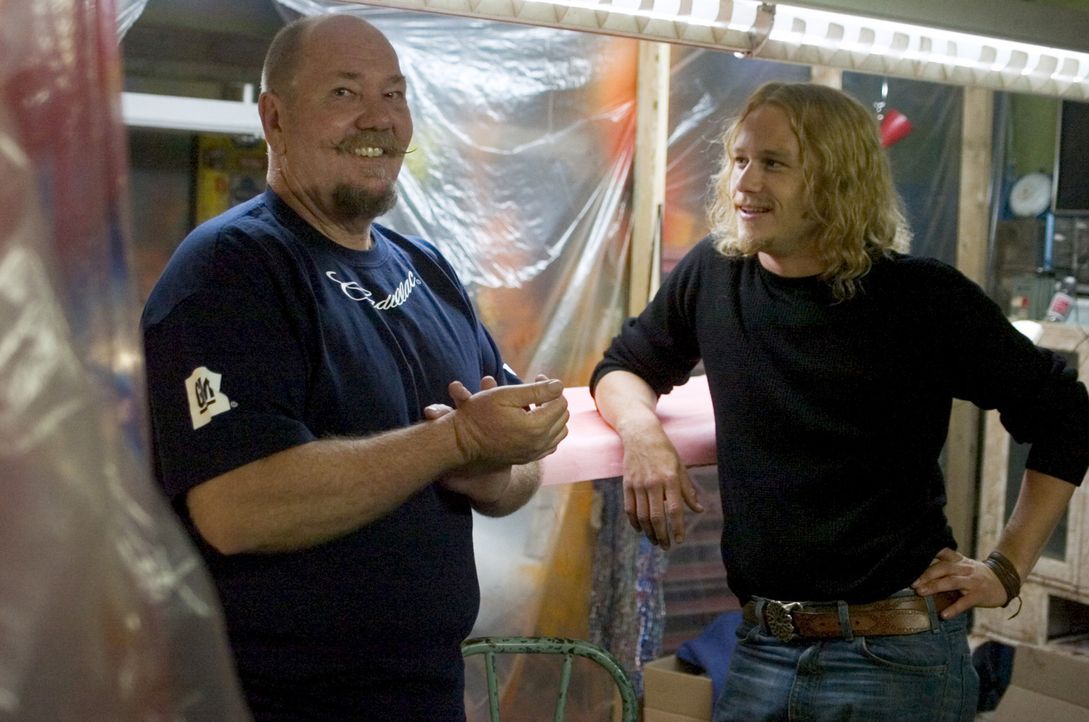Heath Ledger, r., Darsteller des Skip Engbloms, im Gespräch mit dem "echten" Skip Engblom, l. - Bildquelle: 2005 Columbia Pictures Industries, Inc. All Rights Reserved.