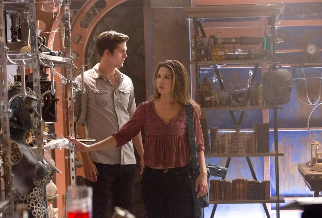 Spielt Kol (Daniel Sharman, l.) immernoch seine Spielchen mit Davina (Danielle Campell, r.)? - Bildquelle: Warner Bros. Television