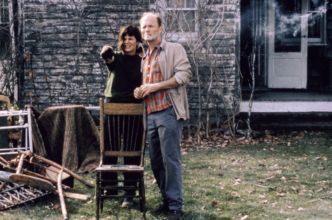 Schon bald muss Jackson Pollock (Ed Harris, r.) erkennen, dass auch Lee Krasner (Marcia Gay Harden, l.) ihn nicht retten kann ... - Bildquelle: 2003 Sony Pictures Television International. All Rights Reserved.
