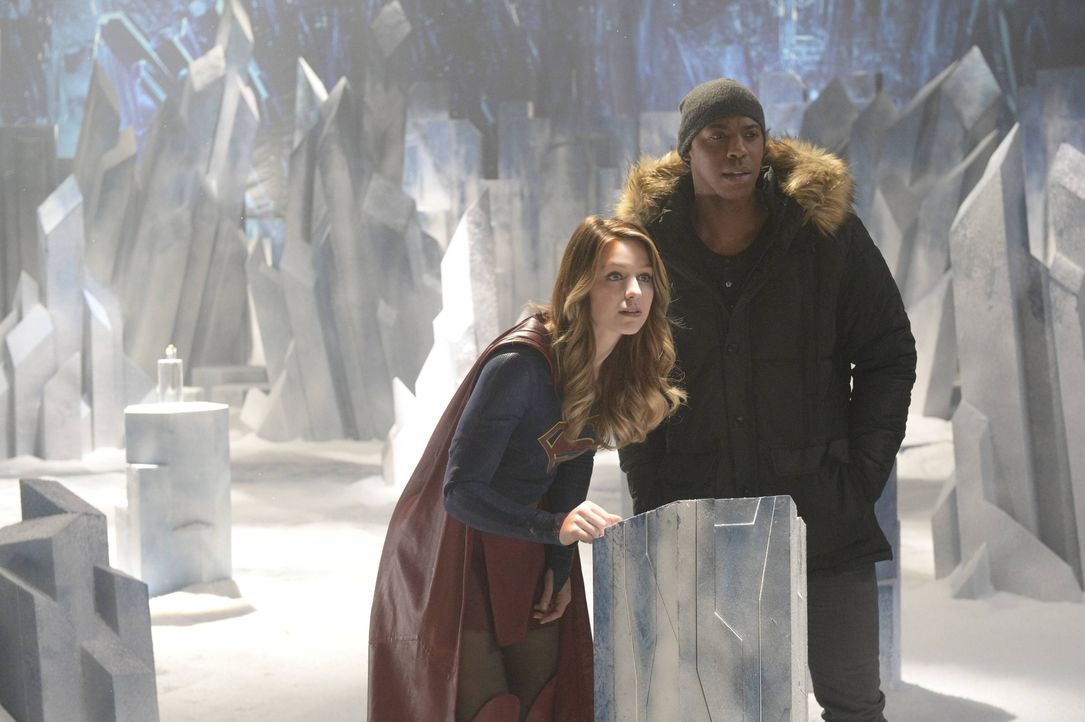 James (Mehcad Brooks, r.) hilft Supergirl (Melissa Benoist, l.) dabei, in der Festung ihres Cousins mehr über die Außerirdische Indigo zu erfahren,... - Bildquelle: 2015 Warner Bros. Entertainment, Inc.