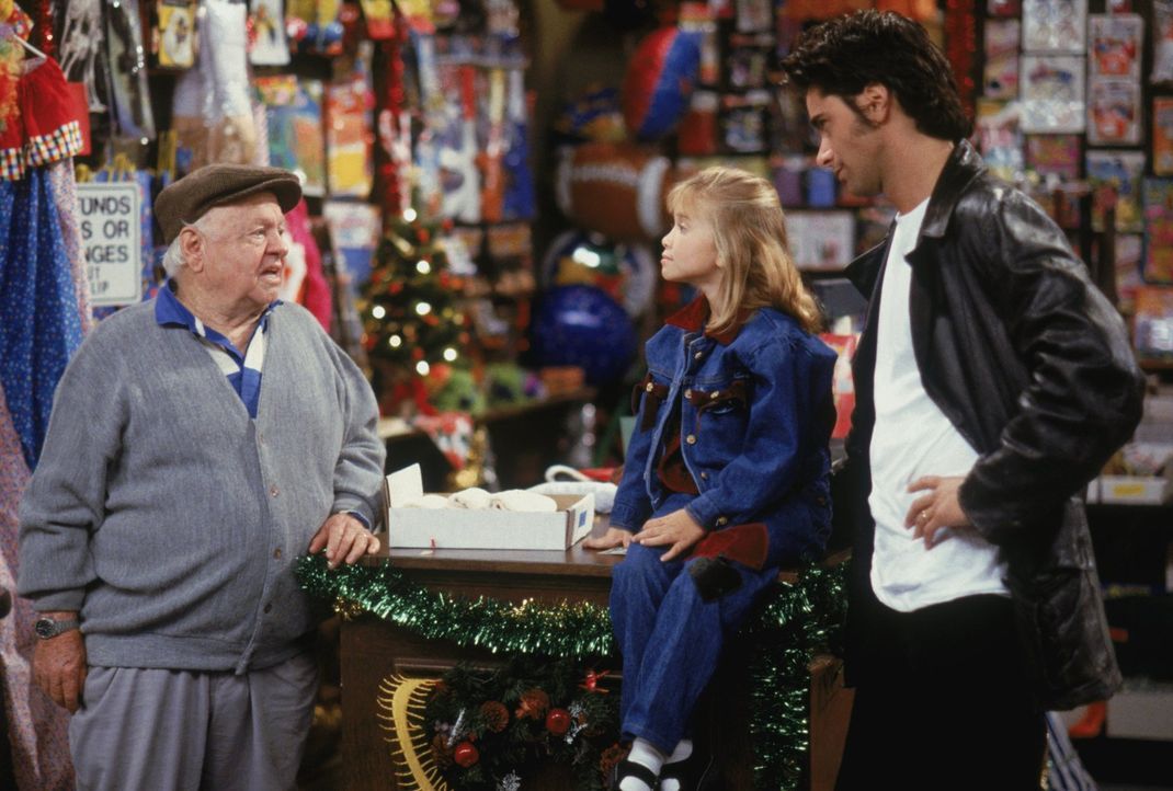 Der einsame Ladenbesitzer Mr. Dreghorn (Mickey Rooney, l.) muss Weihnachten eigentlich alleine verbringen, doch dann haben Michelle (Mary-Kate/Ashle... - Bildquelle: Warner Brothers Inc.