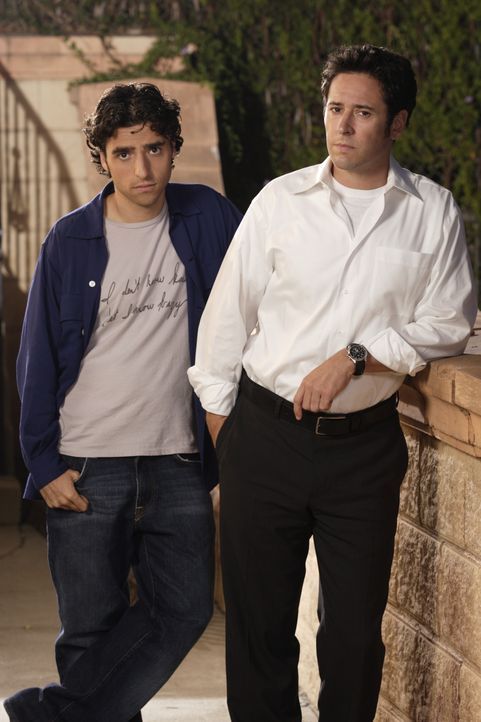(1. Staffel) - FBI-Agent Don Eppes (Rob Morrow, r.) engagiert in schwierigen Fällen seinen Bruder Charlie (David Krumholtz, l.), einen genialen Math... - Bildquelle: Paramount Network Television