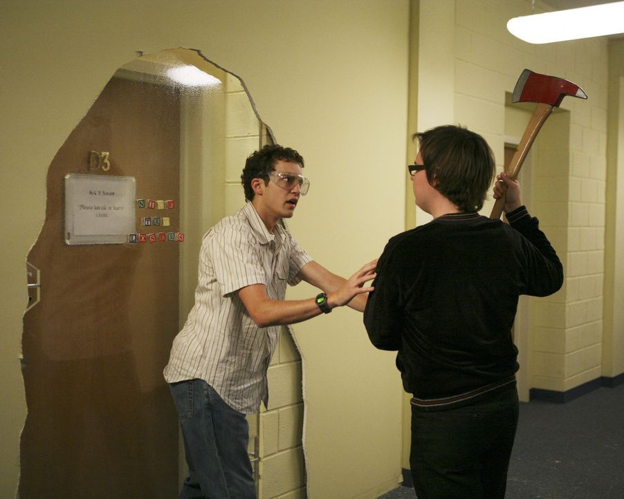 Während Casey bei der Jobsuche einen süßen Jungen kennenlernt, versuchen sich Dale (Clark Duke, r.) und Rusty (Jacob Zachar, l.) an den Türen der Ex... - Bildquelle: 2008 ABC Family
