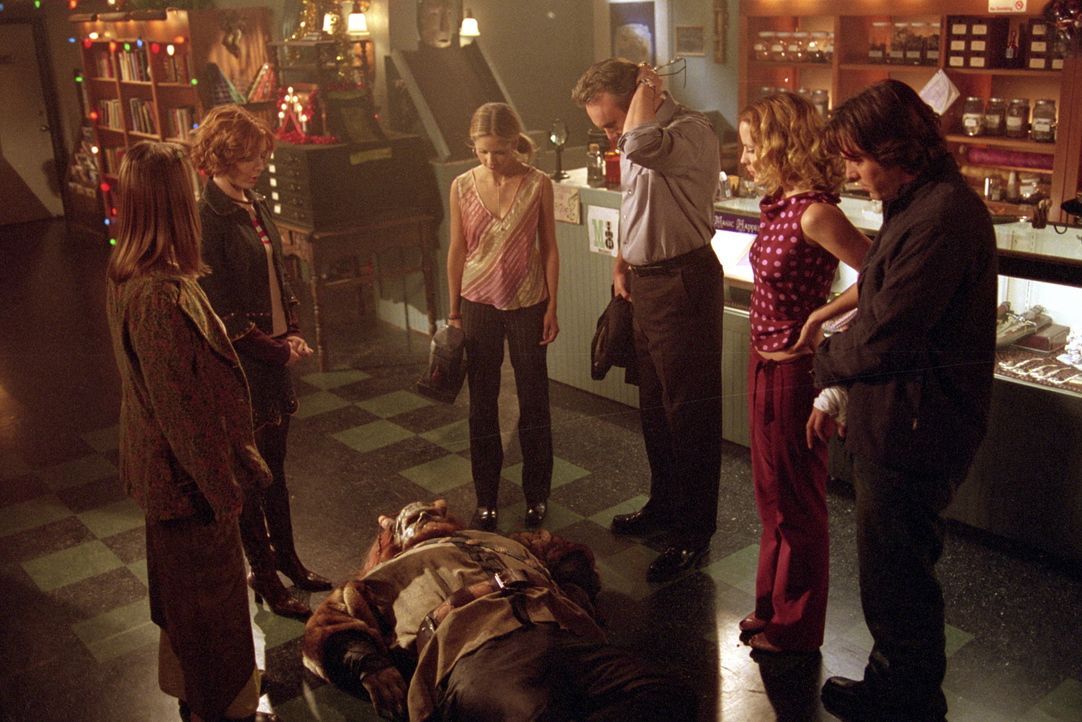 Angst und Schrecken gehen um: Buffy (Sarah Michelle Gellar, 3.v.l.) und ihre Freunde Tara (Amber Benson, l.), Willow (Alyson Hannigan, 2.v.l.), Anya... - Bildquelle: TM +   2000 Twentieth Century Fox Film Corporation. All Rights Reserved.