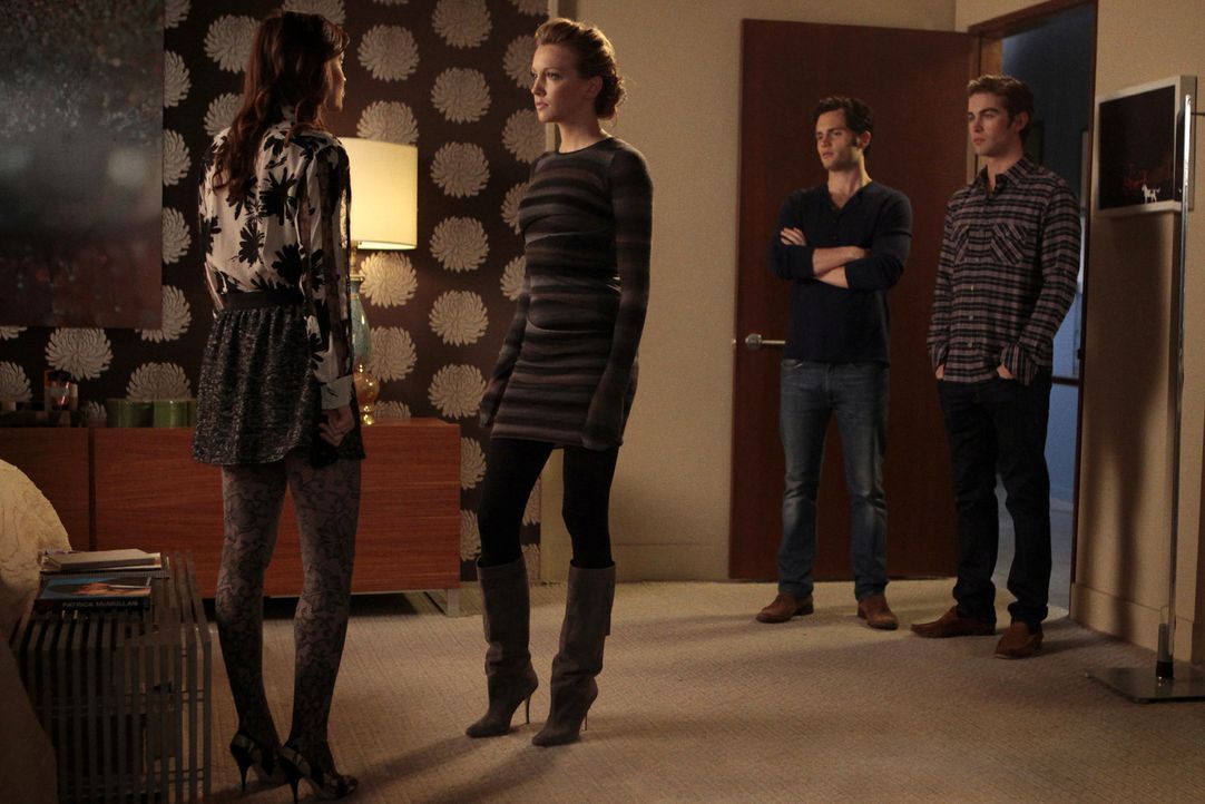 Dan (Penn Badgley, 2.v.r.), Blair (Leighton Meester, l.) und Nate (Chace Crawford, r.) versuchen, der verschwundenen Juliet (Katie Cassidy, 2.v.l.)... - Bildquelle: Warner Bros. Television