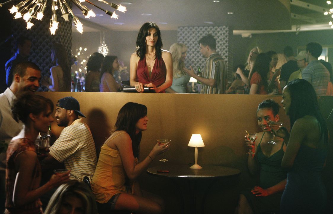 Ein Abend mit einer Freundin in einer Bar endet für Jules (Courteney Cox, M.) ziemlich überraschend ... - Bildquelle: 2009 ABC INC.