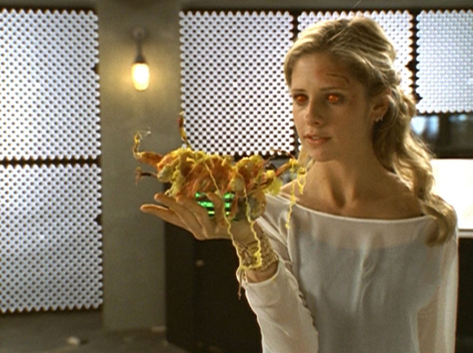 Mit Hilfe eines machtvollen Zaubers kann Buffy (Sarah Michelle Gellar) den Feind besiegen. - Bildquelle: TM +   2000 Twentieth Century Fox Film Corporation. All Rights Reserved.