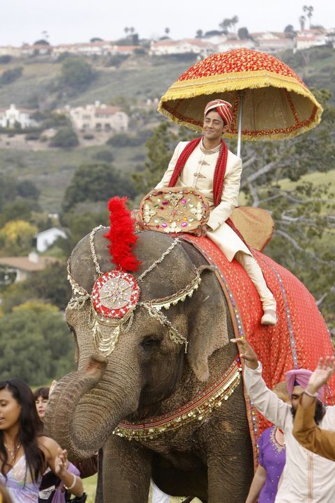 Bräutigam Raj (Manish Dayal) auf dem Weg zur Hochzeit ... - Bildquelle: TM &   2011 CBS Studios Inc. All Rights Reserved.