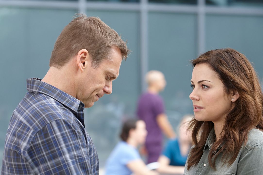 Für Charlie (Michael Shanks, l.) ist es besonders schwer, Alex (Erica Durance, r.) nach den schrecklichen Ereignissen gegenüber zu treten ... - Bildquelle: 2012  Hope Zee One Inc.