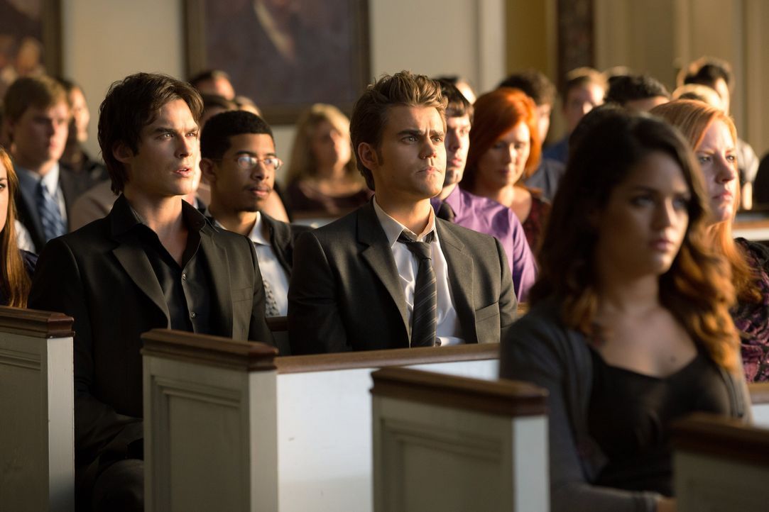 Damon und Stefan in der Kirche - Bildquelle: © Warner Bros. Entertainment Inc.