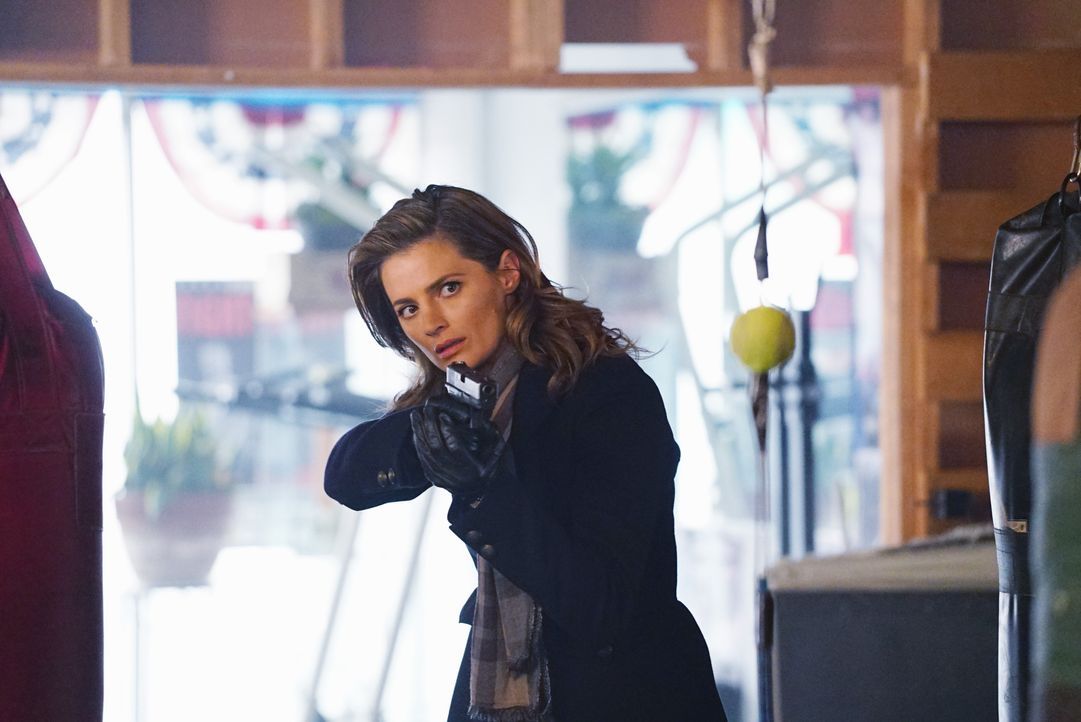 Eigentlich will Kate (Stana Katic) ihre neue Kollegin aus den Händen gemeiner Schläger retten. Jedoch ahnt sie nicht, wozu Zhang fähig ist ... - Bildquelle: Richard Cartwright ABC Studios / Richard Cartwright