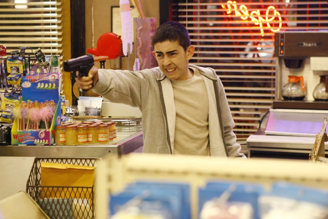 Der junge Gabriel Ariza (Mateo Arias) will seinen Bruder rächen ... - Bildquelle: Warner Bros. Television