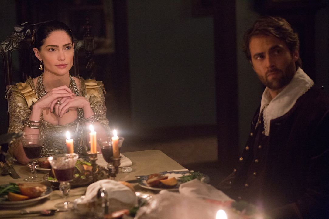 Während Mary (Janet Montgomery, l.) Dr. Wainwright (Stuart Townsend, r.) und andere wichtige Menschen aus Salem zu einem Dinner einlädt, will sich T... - Bildquelle: 2015 Fox and its related entities. All rights reserved.
