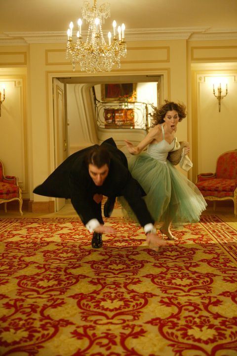 Nach einem Streit mit Aleksandr geht Carrie (Sarah Jessica Parker, r.) zurück ins Hotel - und trifft dort auf einen alten Bekannten (Chris Noth, l.)... - Bildquelle: Paramount Pictures