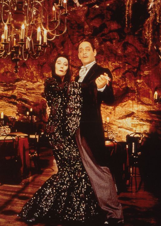 Nachwuchs bei der Addams Family: Morticia (Anjelica Huston, l.) hat ihren stolzen Gomez (Raul Julia, r.) gerade zum dritten Mal zum Vater eines klei... - Bildquelle: Paramount Pictures