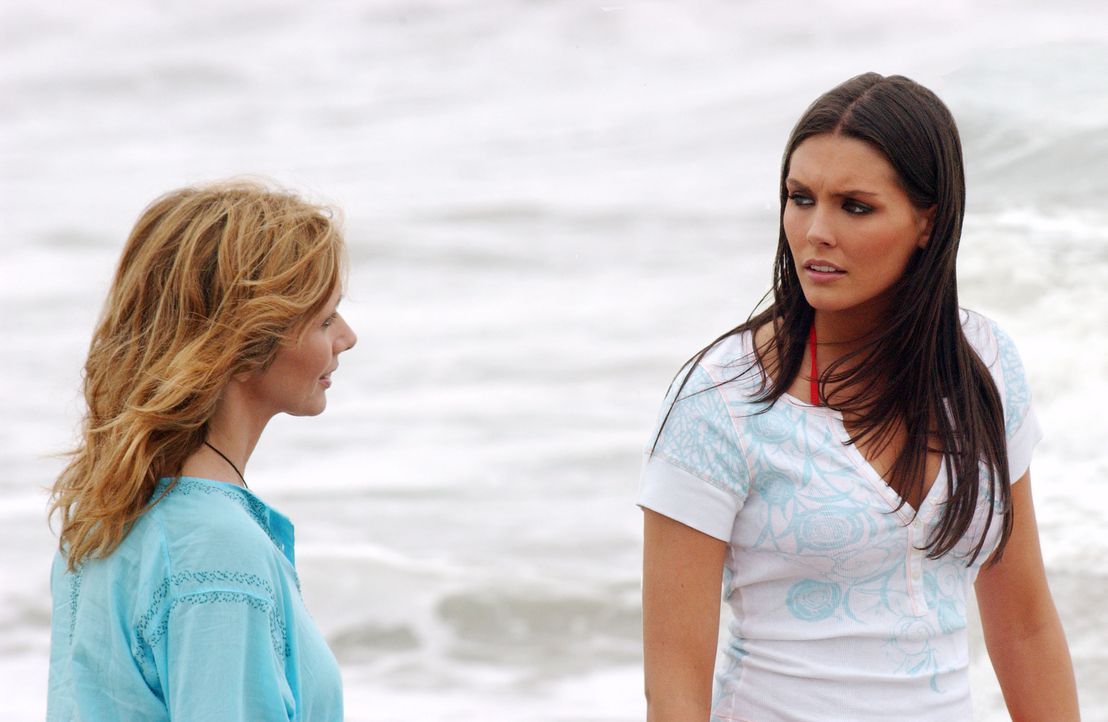 Für Erika (Taylor Cole, l.) gibt es ein Wiedersehen mit ihrer Mutter (Rosanna Arquette, r.) ... - Bildquelle: CBS Television